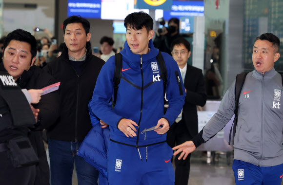 손흥민이 22일 오후 인천 영종도 인천국제공항 제2터미널에서 태국과의 2026 북중미 월드컵 아시아 2차 예선 C조 4차전 경기 출전을 위해 출국하고 있다. 2024.3.22 연합뉴스