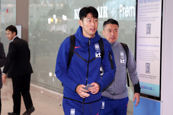 손흥민이 22일 오후 인천 영종도 인천국제공항 제2터미널에서 태국과의 2026 북중미 월드컵 아시아 2차 예선 C조 4차전 경기 출전을 위해 출국하고 있다. 2024.3.22 연합뉴스