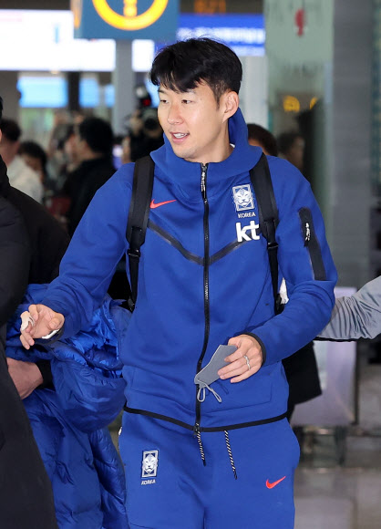 손흥민이 22일 오후 인천 영종도 인천국제공항 제2터미널에서 태국과의 2026 북중미 월드컵 아시아 2차 예선 C조 4차전 경기 출전을 위해 출국하고 있다. 2024.3.22 연합뉴스
