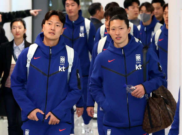 조규성과 권경원이 22일 오후 인천 영종도 인천국제공항 제2터미널에서 태국과의 2026 북중미 월드컵 아시아 2차 예선 C조 4차전 경기 출전을 위해 출국하고 있다. 2024.3.22 연합뉴스
