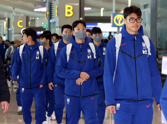 대한민국 축구대표팀 선수들이 22일 오후 인천 영종도 인천국제공항 제2터미널에서 태국과의 2026 북중미 월드컵 아시아 2차 예선 C조 4차전 경기 출전을 위해 출국하고 있다. 2024.3.22 연합뉴스