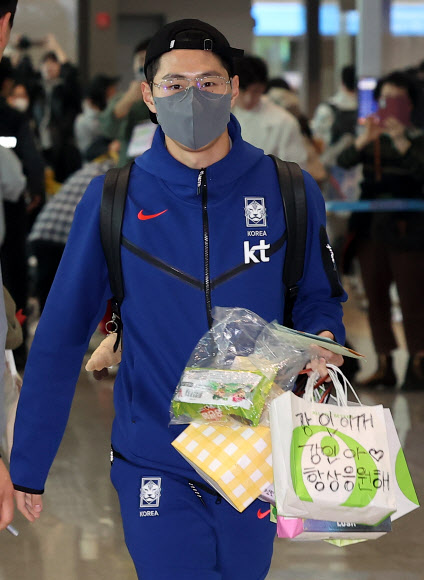 이강인이 22일 오후 인천 영종도 인천국제공항 제2터미널에서 태국과의 2026 북중미 월드컵 아시아 2차 예선 C조 4차전 경기 출전을 위해 출국하고 있다. 2024.3.22 연합뉴스