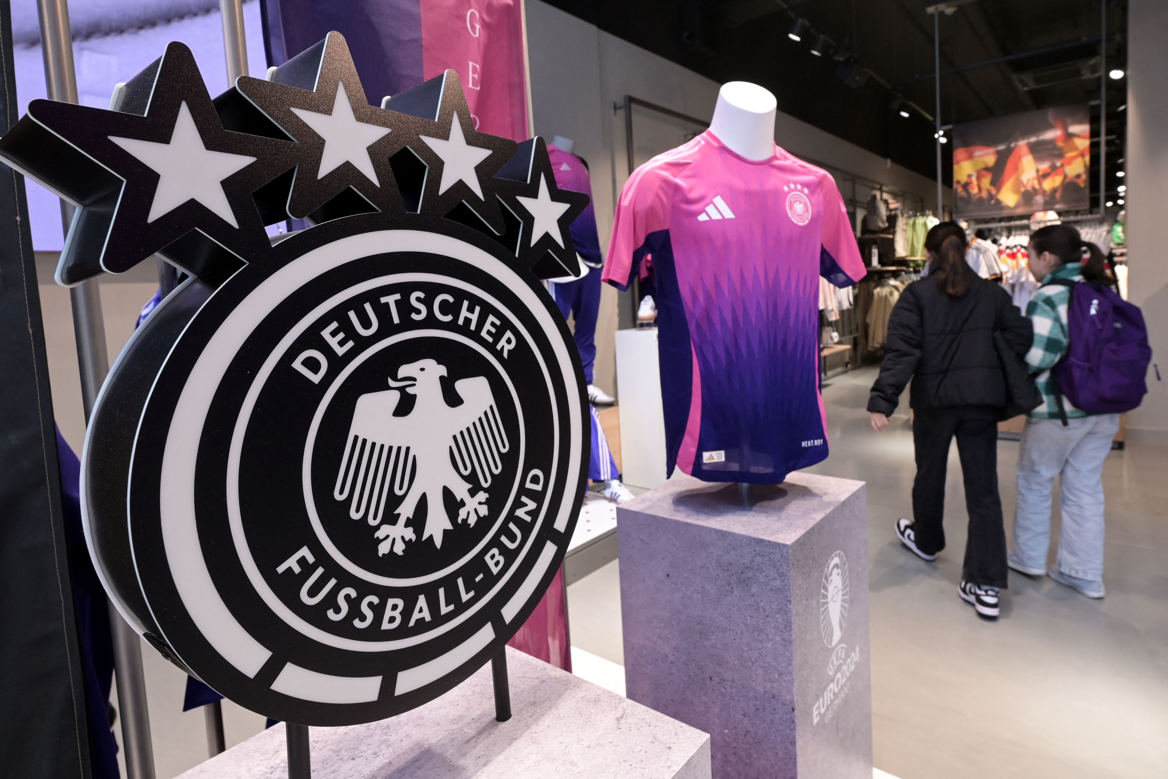 23일 독일 프랑크푸르트의 매장에 아디다스가 제작한 독일 축구대표팀 유니폼이 걸려 있다. 70년 이상 아디다스와 동행한 독일축구협회는 2027년부터 나이키와 파트너십을 맺는다고 발표했다.  AFP 연합뉴스