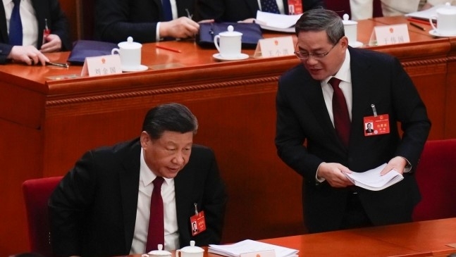 지난 5일 중국 베이징 인민대회당에서 열린 전국인민대표대회 개막식에서 리창(오른쪽) 국무원 총리가 서류를 들고 시진핑 국가주석에 보고하고 있다. 지난 11일 폐막한 중국 양회에서 권력 서열 2위 리창 총리의 위상과 역할이 대거 축소됐으며 시진핑 국가주석의 ‘1인 통치’가 확고해졌다는 평가가 나온다. 베이징 AP 뉴시스