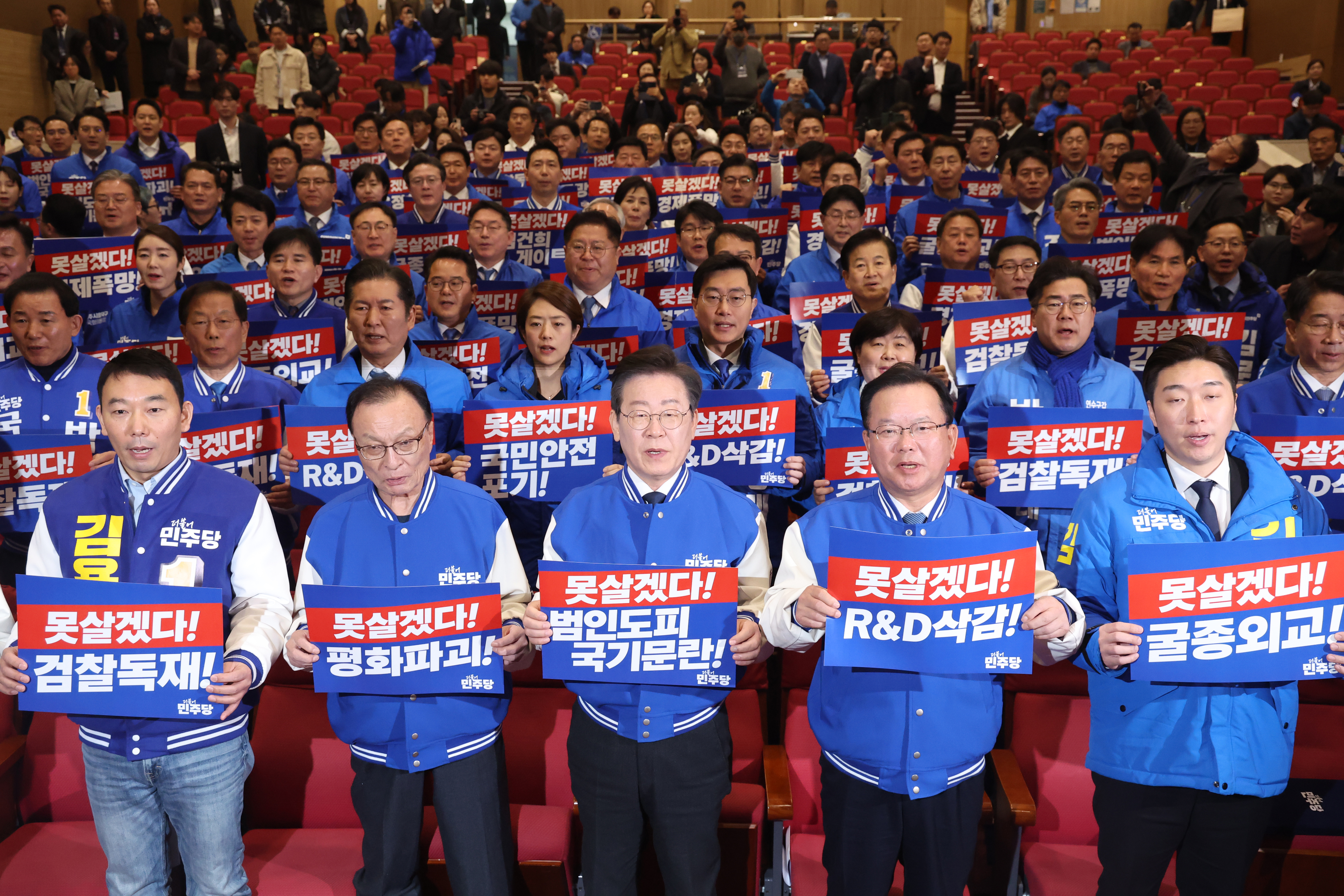 이재명 더불어민주당 대표가 17일 서울 여의도 국회 의원회관에서 열린 제22대 총선 후보자 대회에서 이해찬, 김부겸 상임공동선거대책위원장과 함께 구호를 외치고 있다. 2024.3.17 뉴스1