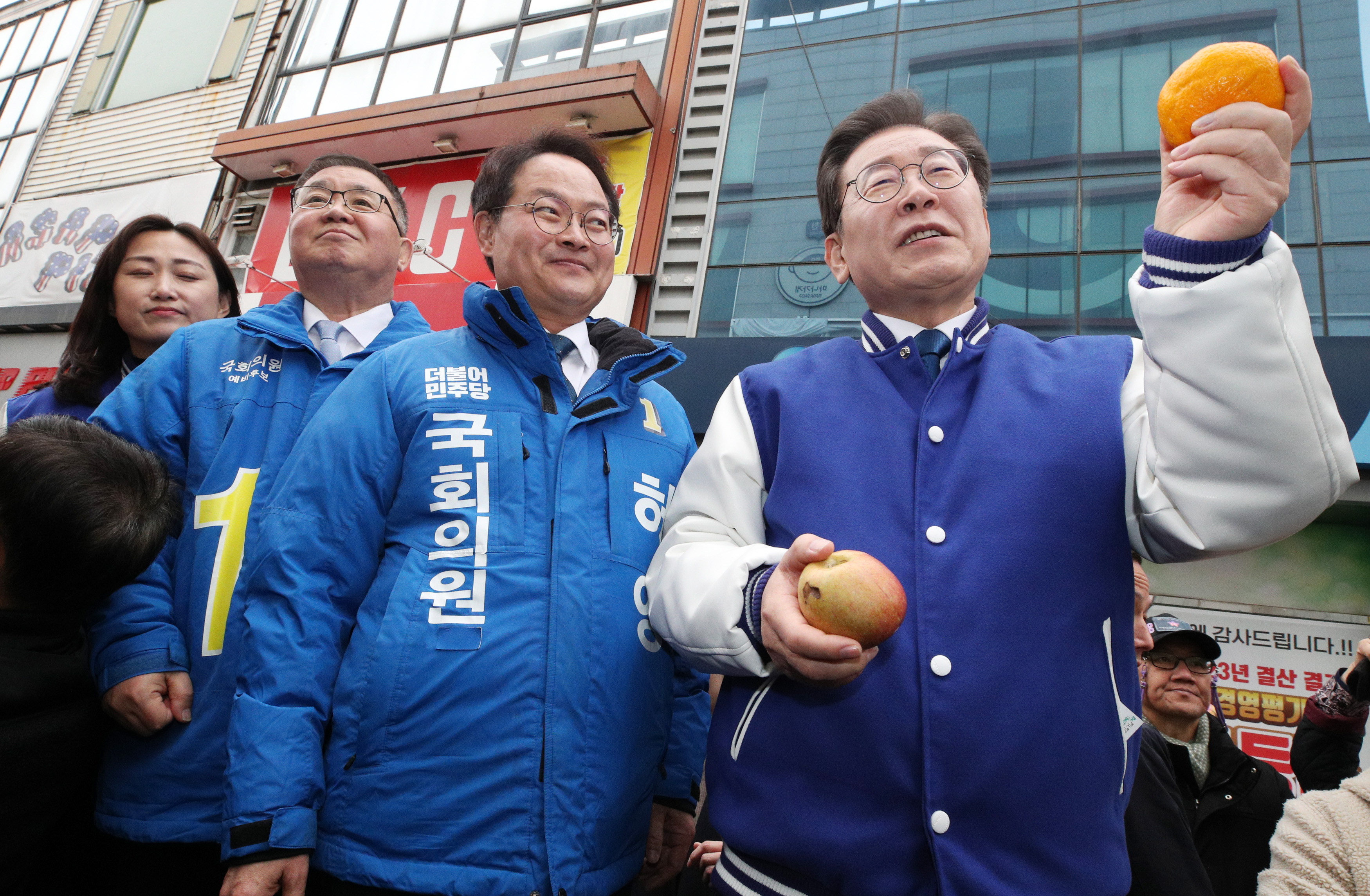 이재명 더불어민주당 대표가 19일 강원 춘천시 중앙시장을 방문해 시민들에게 받은 과일을 들고 발언하고 있다. 2024.3.19 연합뉴스