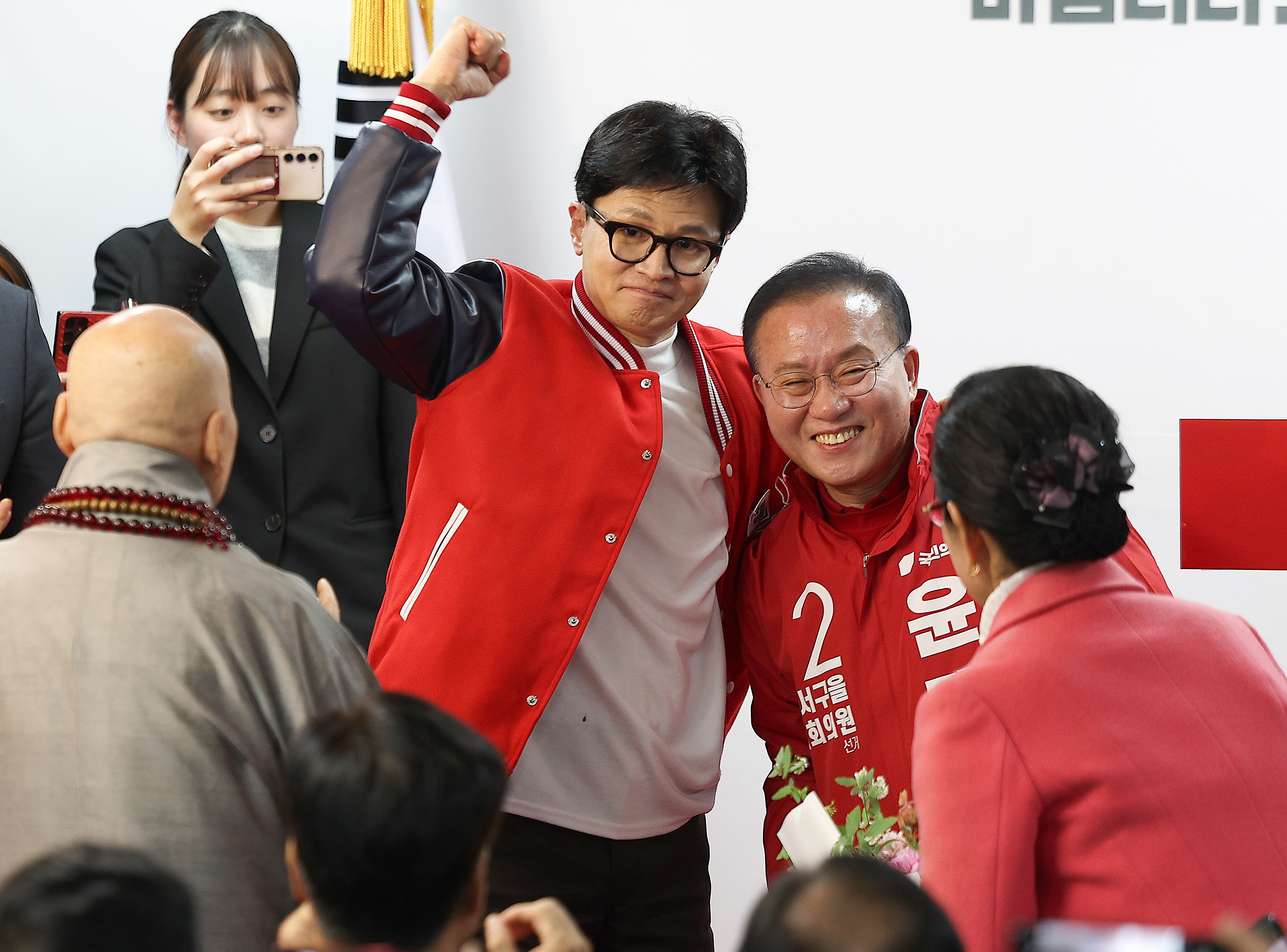 한동훈 국민의힘 총괄선대위원장이 21일 대구 달서구 윤재옥 대구 달서구을 후보 선거사무실 개소식을 찾아 윤재옥 공동선거대책위원장과 함께 인사하고 있다. 2024.3.21 연합뉴스