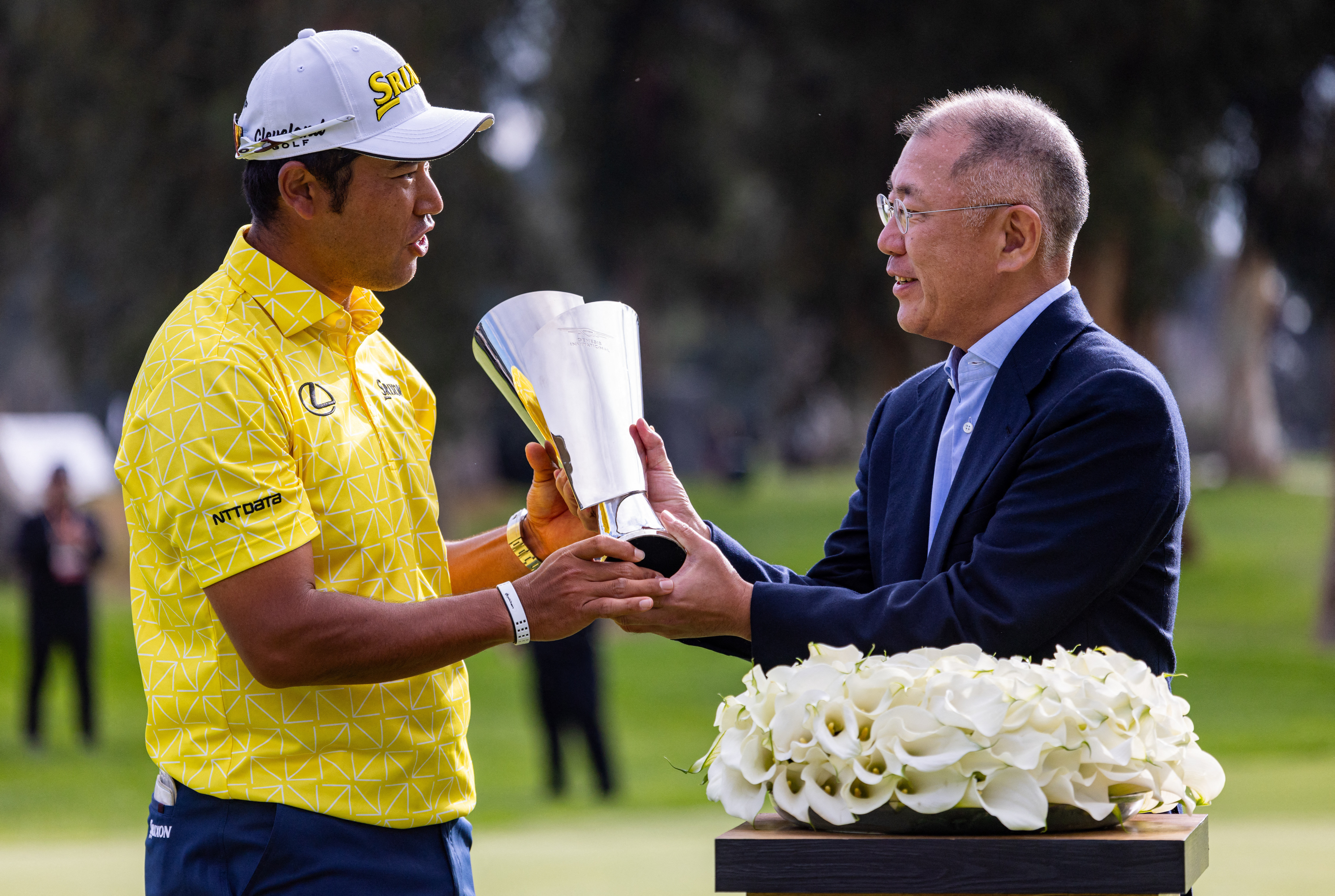 렉서스의 후원을 받는 마쓰야마 히데키기 2월 19일 PGA 투어 제네시스 인비테이셔널에서 우승한 뒤 정의선 현대자동차그룹 회장으로부터 우승 트로피를 건네 받고 있다.  USA투데이스포츠 연합뉴스
