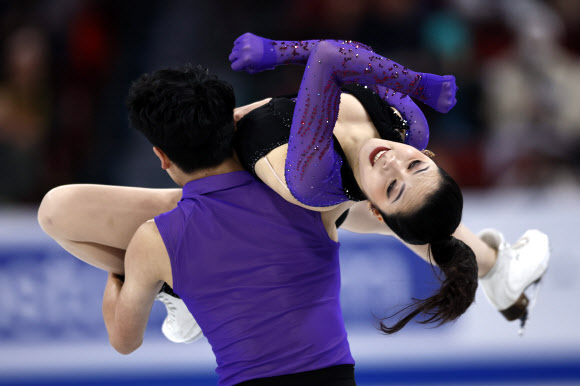 피겨스케이팅 아이스댄스 임해나-예콴이 22일(현지시간) 캐나다 몬트리올에서 열린 ‘2024 국제빙상경기연맹(ISU) 피겨스케이팅 선수권대회’ 아이스댄스 리듬댄스 프로그램에 출전해 멋진 연기를 선보이고 있다. EPA 연합뉴스