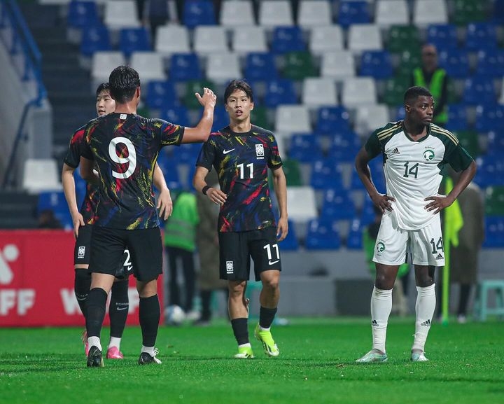 한국 남자축구 23세 이하 국가대표 엄지성이 24일 2024 서아시아축구연맹(WAFF) U23 챔피언십 사우디아라비아와의 준결승에서 골을 넣고 동료들의 축하를 받고 있다. 서아시아축구연맹 제공