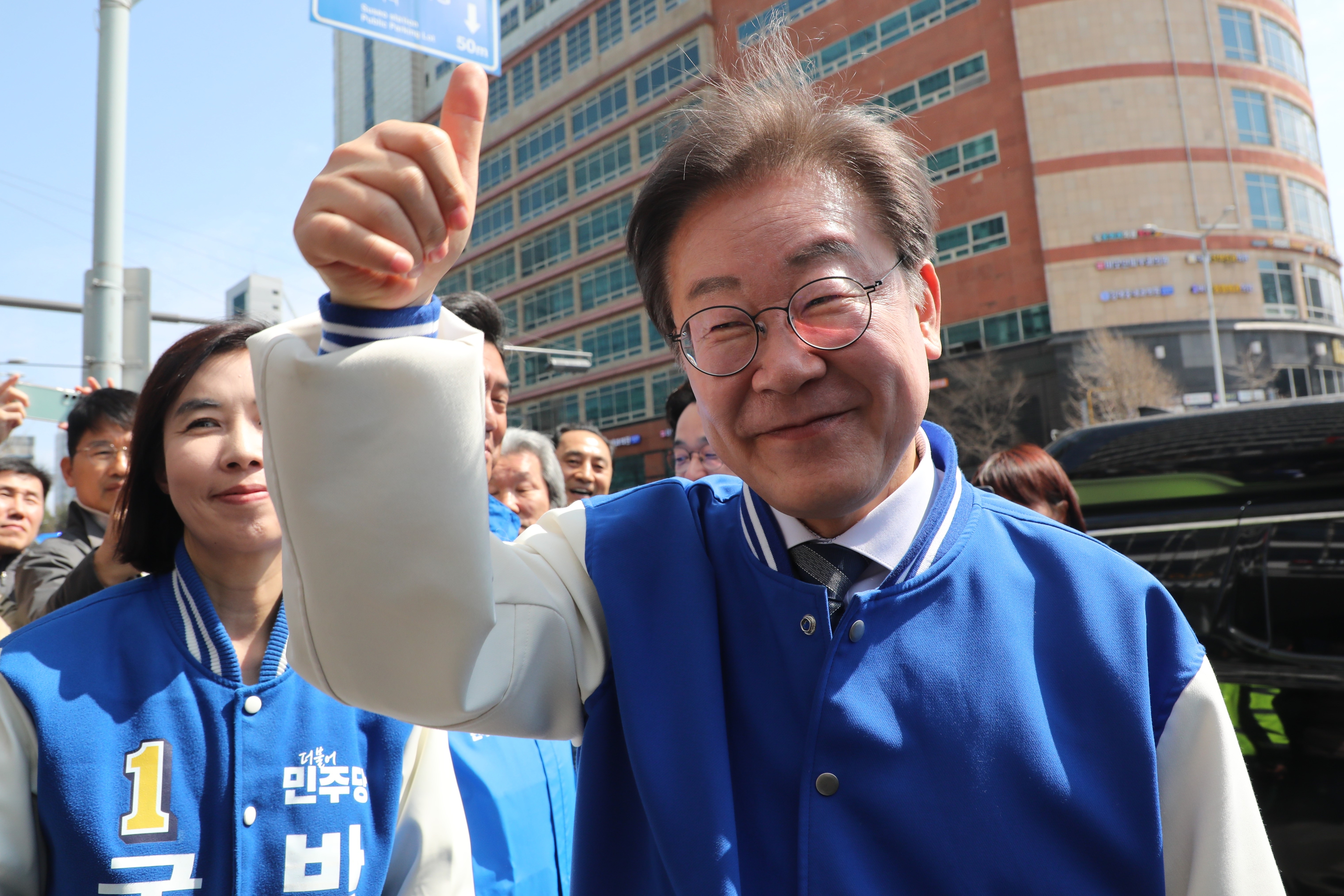 이재명 더불어민주당 상임공동선거대책위원장이 24일 서울 강남구 수서역 인근을 방문해 시민들을 향해 인사하고 있다. 2024.3.24 오장환 기자