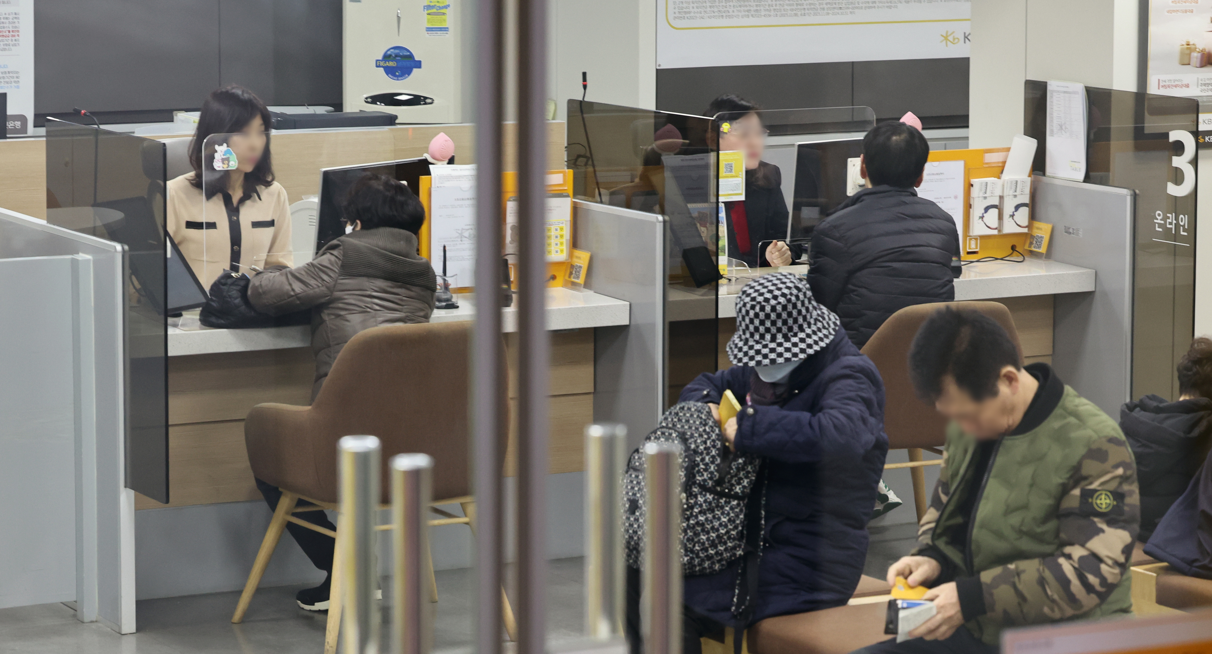 서울 시내 한 은행 창구에서 고객들이 기다리는 모습. 2024.02.26. 뉴시스