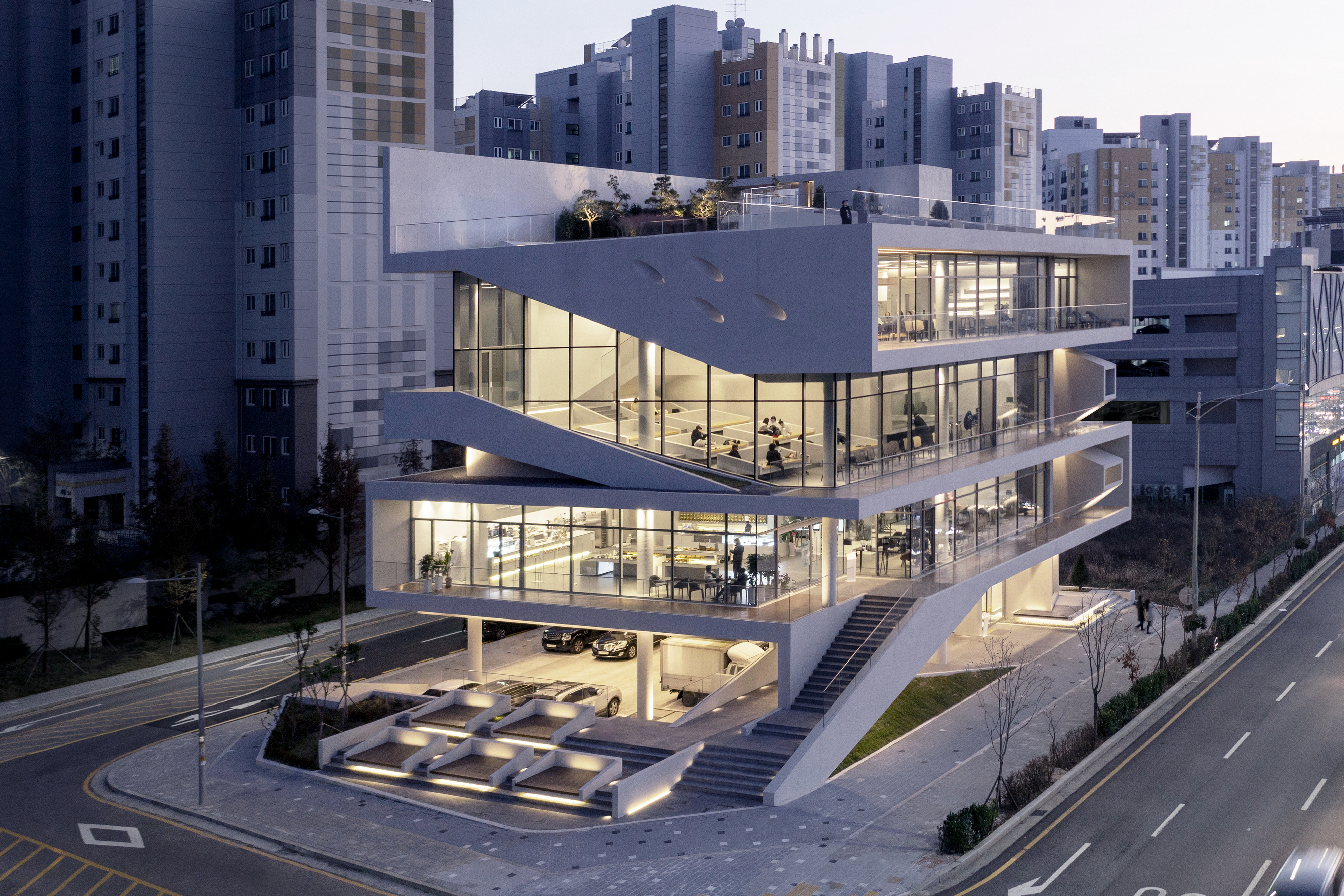 서울 항동 공공주택지구에 있는 ‘9로평상’은 평상을 하나의 디자인 요소로 가져온 실험적 건축물이다.  김재윤 작가 제공