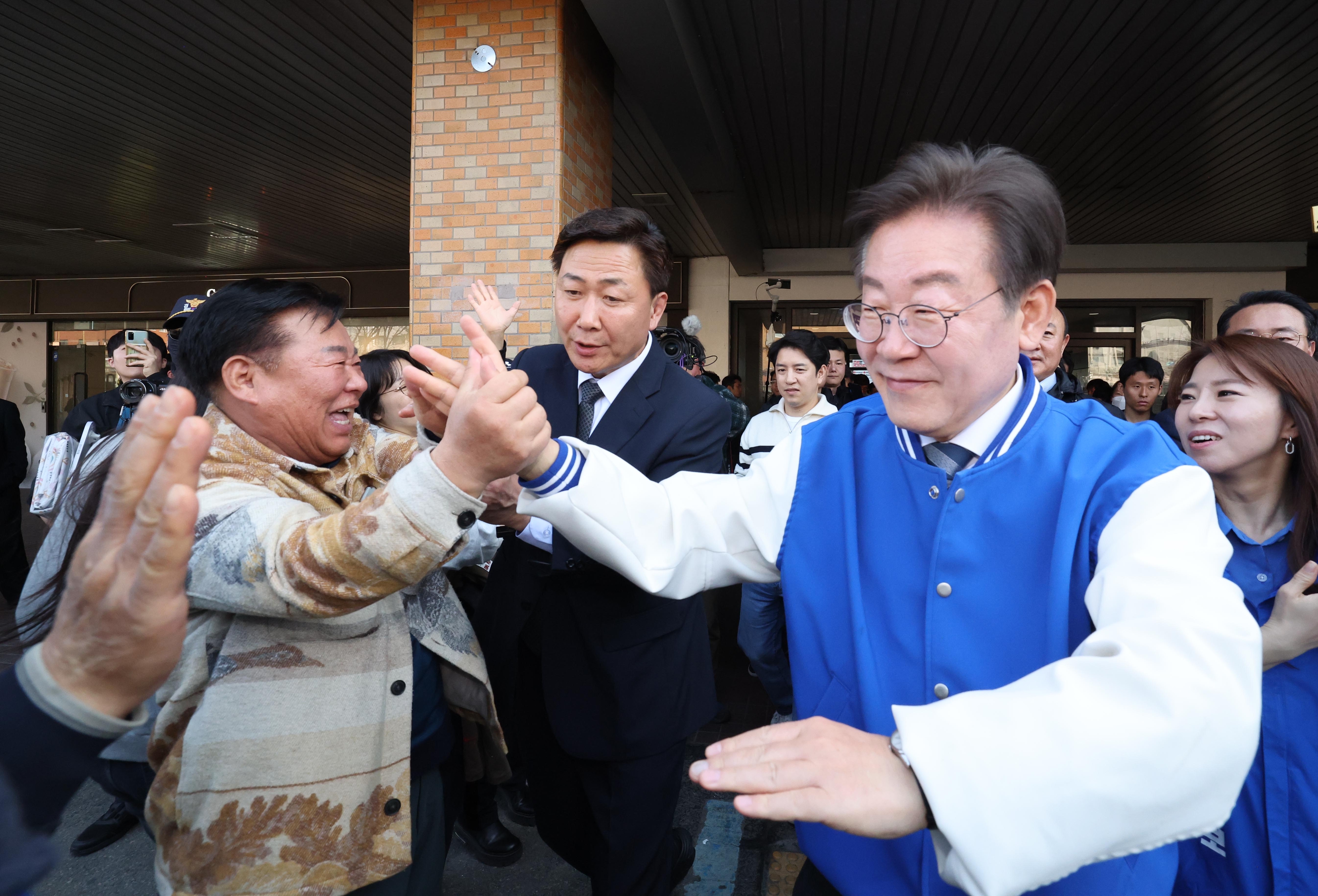 이재명 더불어민주당 대표가 24일 오후 서울 서초구 서울고속버스터미널에세 시민들에게 지지를 호소하고 있다. 오장환 기자