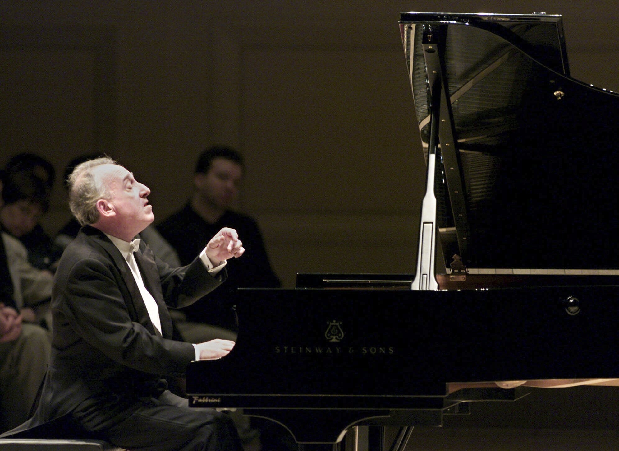23일 별세한 이탈리아 피아니스트 마우리치오 폴리니의 2001년 뉴욕 카네기홀 연주 장면. AP 연합뉴스