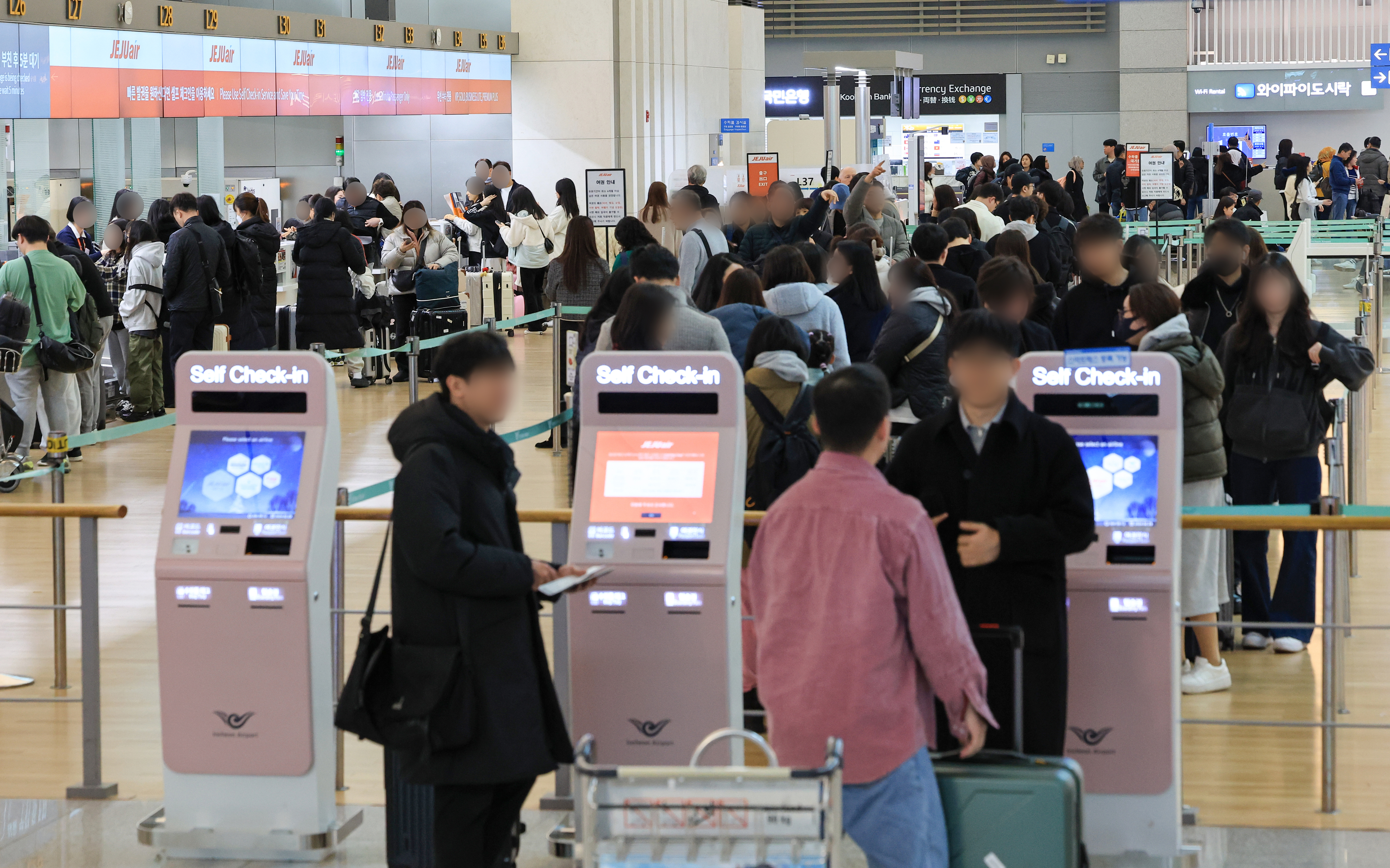지난 달 29일 인천국제공항 제1여객터미널에서 일본 등 해외로 향하는 여행객들이 탑승 수속을 위해 줄을 서고 있다. 연합뉴스