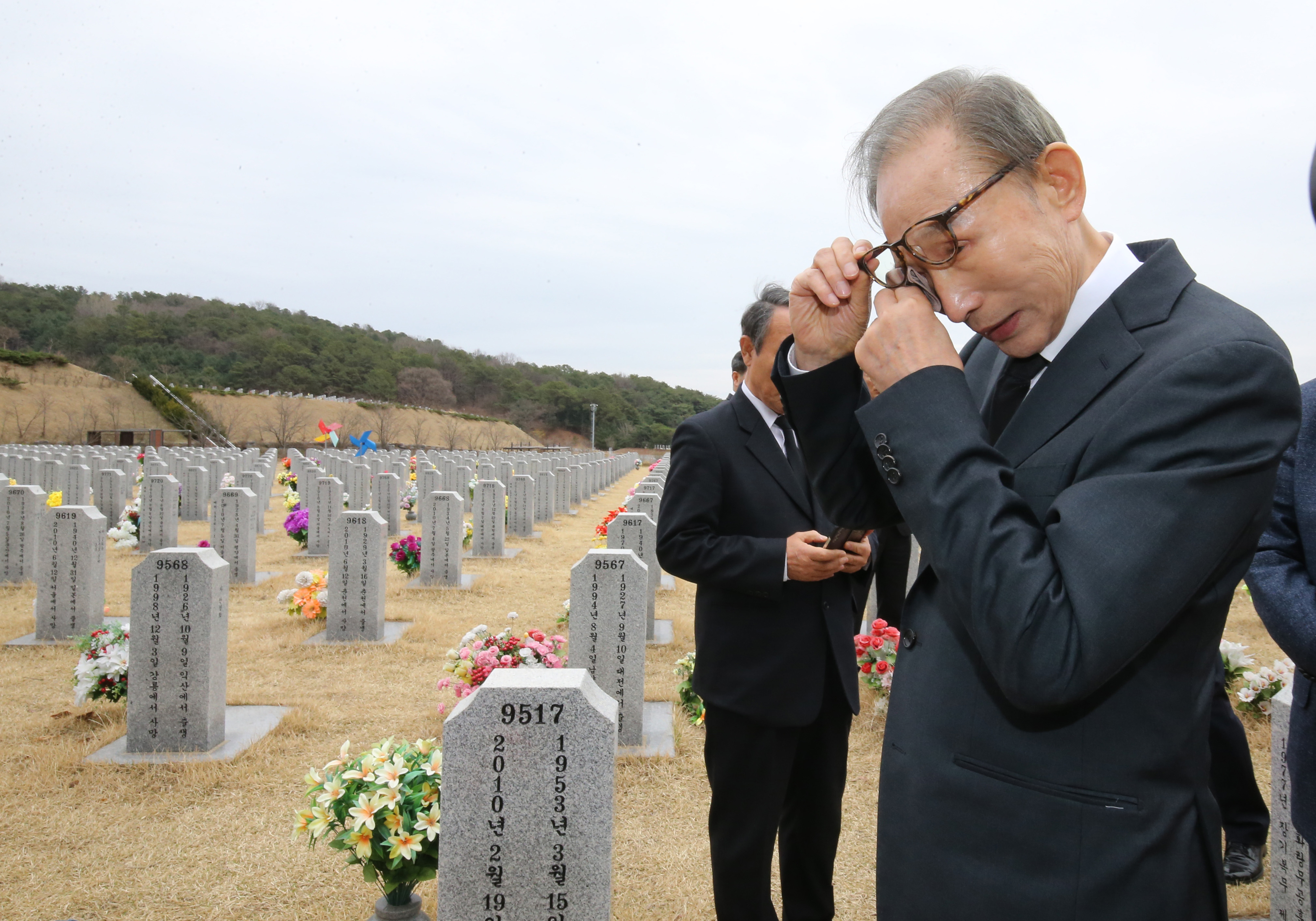 이명박 전 대통령이 25일 대전 유성구 국립대전현충원을 방문해 천안함 46용사 묘역과 고(故) 한주호 준위 묘역에 참배한 뒤 눈물을 닦고 있다. 2024.3.25 뉴스1