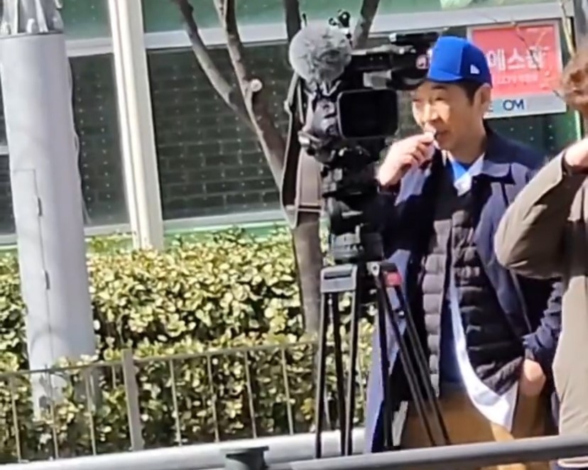 일본 아나운서 미야네 세이지(60)가 취재차 한국을 방문했다가 금연 구역에서 담배를 피우는 모습이 포착돼 일본인들에게 뭇매를 맞았다. 엑스(X) 캡처