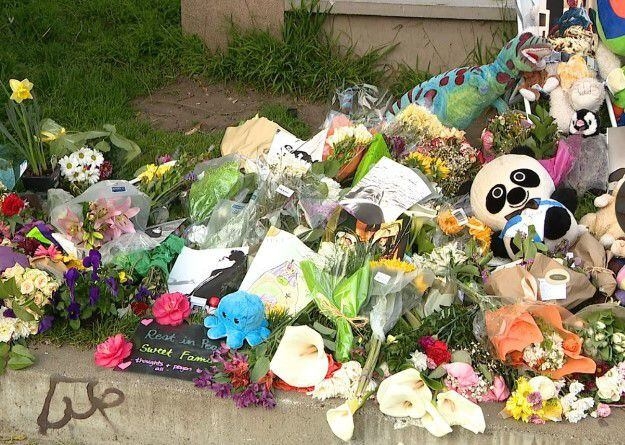 웨스트포털 사고 현장에 놓인 추모객들의 꽃과 인형. 폭스2 홈페이지 캡처