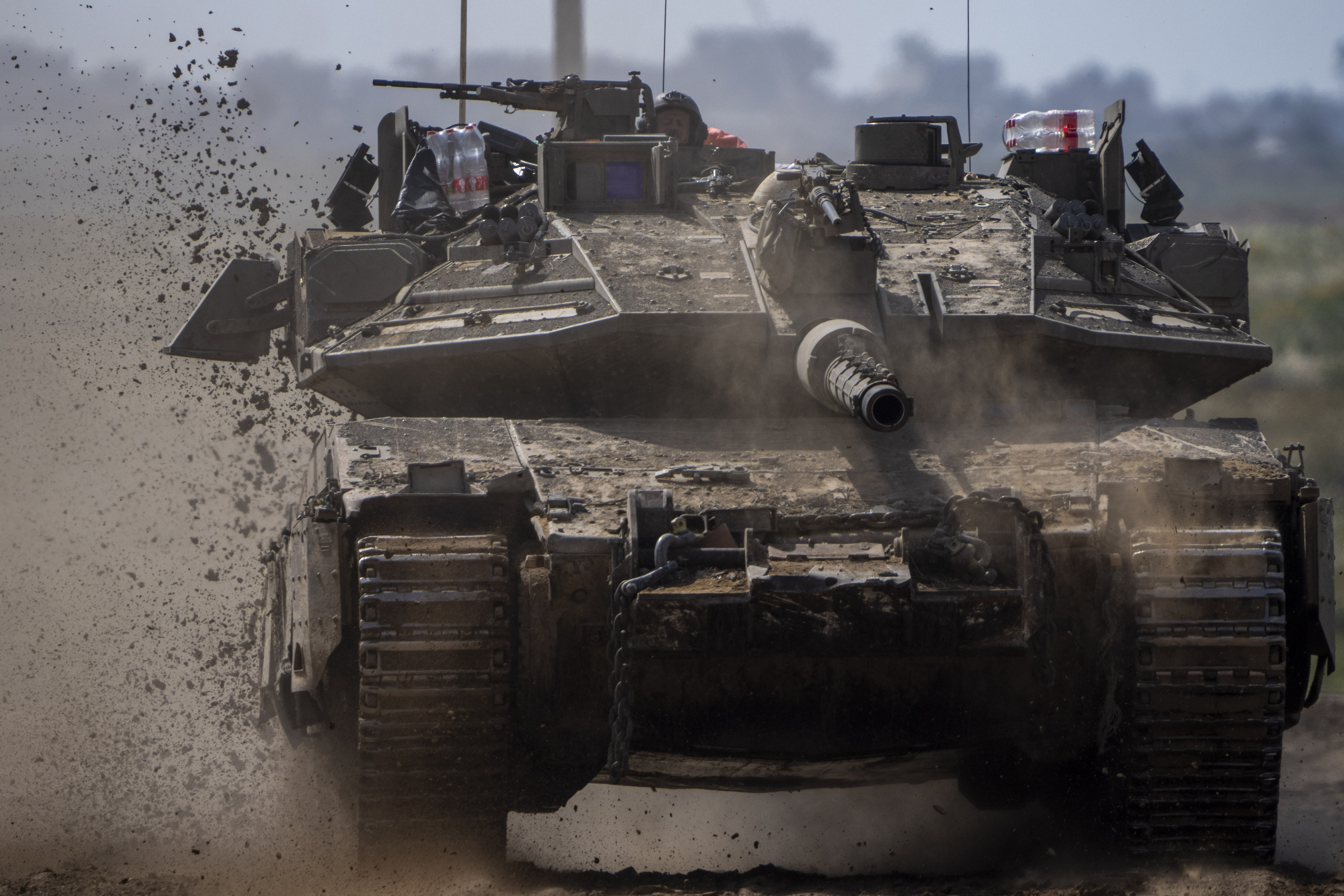 가자지구 인근서 기동하는 이스라엘군 전차