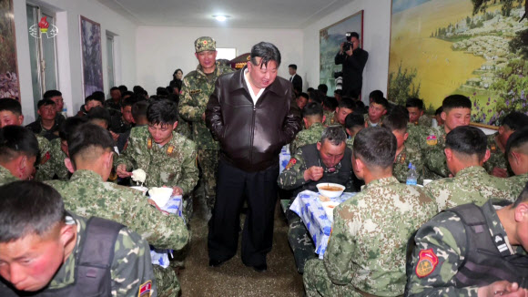 김정은 북한 국무위원장이 지난 24일 조선인민군 근위 서울류경수제105땅크(탱크)사단과 산하 제1땅크장갑보병연대를 시찰했다고 조선중앙TV가 25일 보도했다. 2024.3.25. 조선중앙TV 화면·연합뉴스