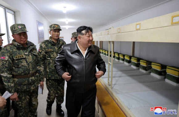 북한 김정은 국무위원장이 지난 24일 조선인민군 근위 서울류경수제105땅크(탱크)사단과 산하 제1땅크장갑보병연대를 시찰했다고 조선중앙통신이 25일 보도했다.2024.3.25. 연합뉴스