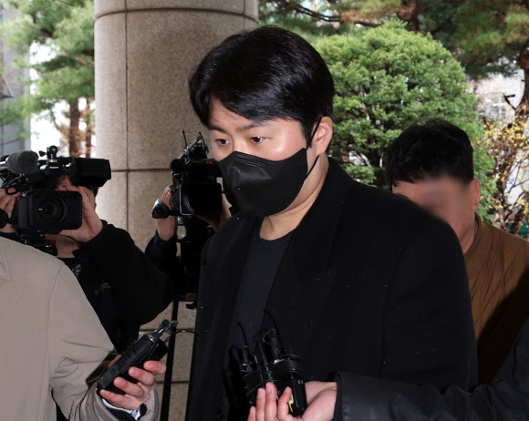 음주운전과 ‘운전자 바꿔치기’ 등 혐의로 1심에서 징역형 집행유예를 선고받은 가수 이루(본명 조성현)가  26일 오전 서울 마포구 서부지방법원에서 열린 항소심 선고기일에 출석하기 위해 법정으로 향하고 있다. 2024.3.26 연합뉴스