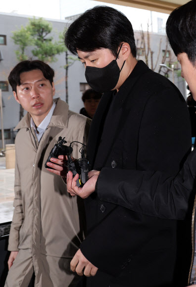 음주운전과 ‘운전자 바꿔치기’ 등 혐의로 1심에서 징역형 집행유예를 선고받은 가수 이루(본명 조성현)가  26일 오전 서울 마포구 서부지방법원에서 열린 항소심 선고기일에 출석하기 위해 법정으로 향하고 있다. 2024.3.26 연합뉴스