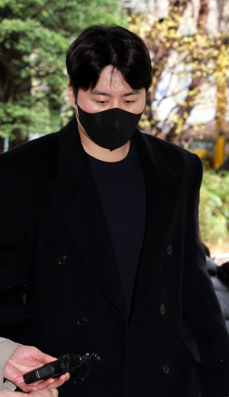 음주운전과 ‘운전자 바꿔치기’ 등 혐의로 1심에서 징역형 집행유예를 선고받은 가수 이루(본명 조성현)가  26일 오전 서울 마포구 서부지방법원에서 열린 항소심 선고기일에 출석하기 위해 법정으로 향하고 있다. 2024.3.26 연합뉴스