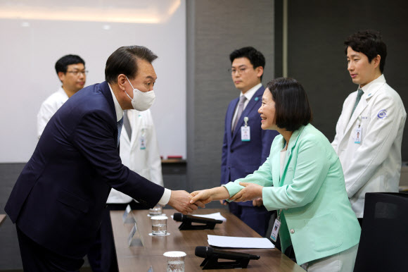 윤석열 대통령, 청주 한국병원에서 의료진 간담회