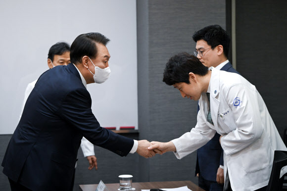 윤석열 대통령, 청주 한국병원에서 의료진 간담회