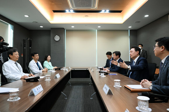 윤석열 대통령, 청주 한국병원에서 의료진 간담회