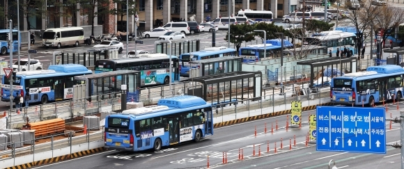 서울 시내버스 노조가 오는 28일 총파업을 예고했다. 노조는 26일 총파업 여부에 대한 전체 조합원 찬반투표를 거쳐 파업에 들어갈 계획이라고 밝혔다.사진은 서울역 앞을 지나는 서울 시내버스 모습. 2024.3.26.연합뉴스