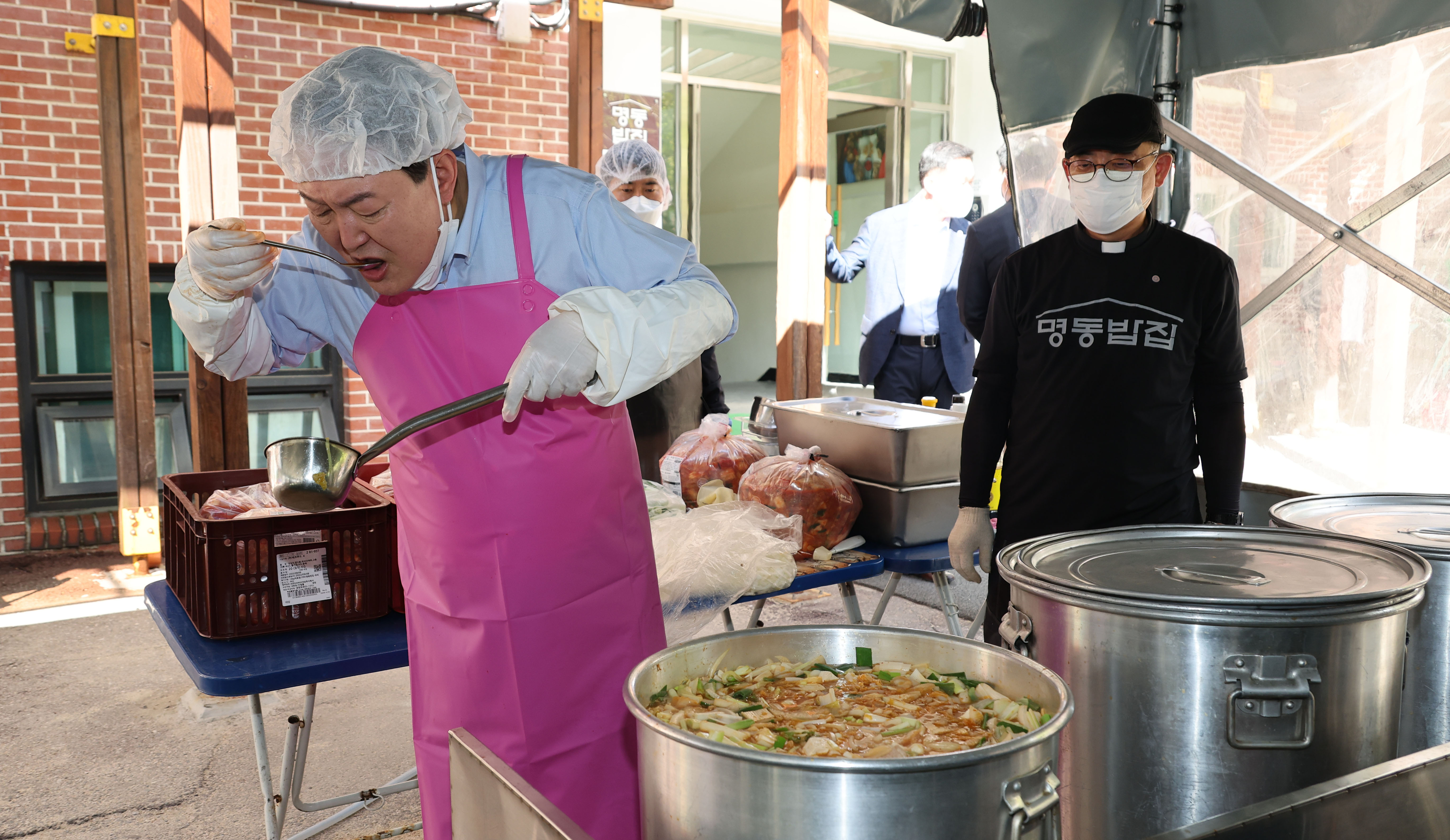 윤석열 대통령이 지난해 9월 9월 중구 명동성당 무료급식소 ‘명동밥집’에서 급식봉사를 하며 김치찌개를 끓이고 있다. 대통령실사진기자단