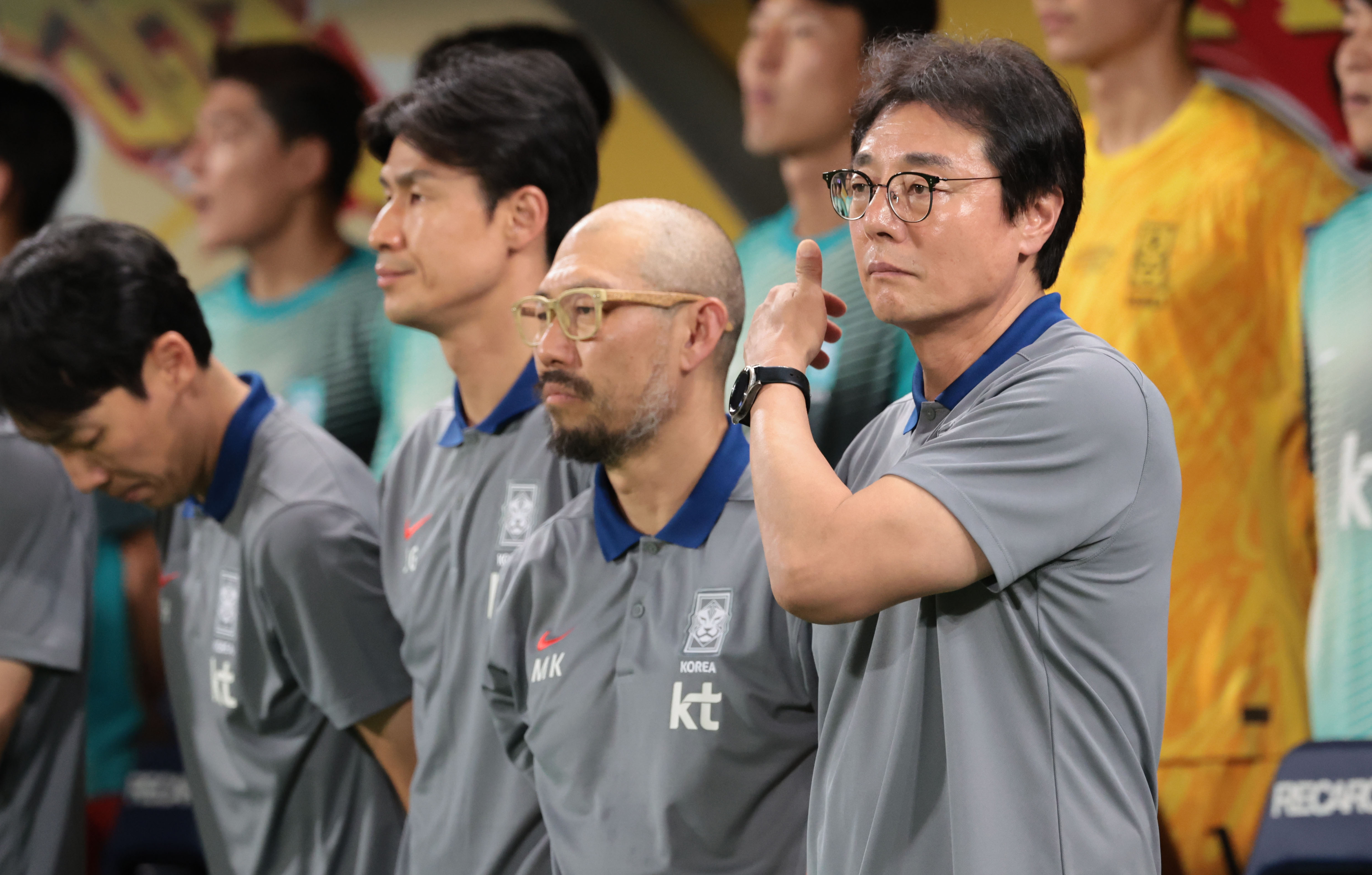 황선홍 한국 남자축구 국가대표팀 임시 감독이 26일 태국 방콕 라자망갈라 스타디움에서 열린 2026 북중미 월드컵 아시아 지역 2차 예선 C조 4차전 태국과의 경기를 앞두고 있다. 방콕 연합뉴스