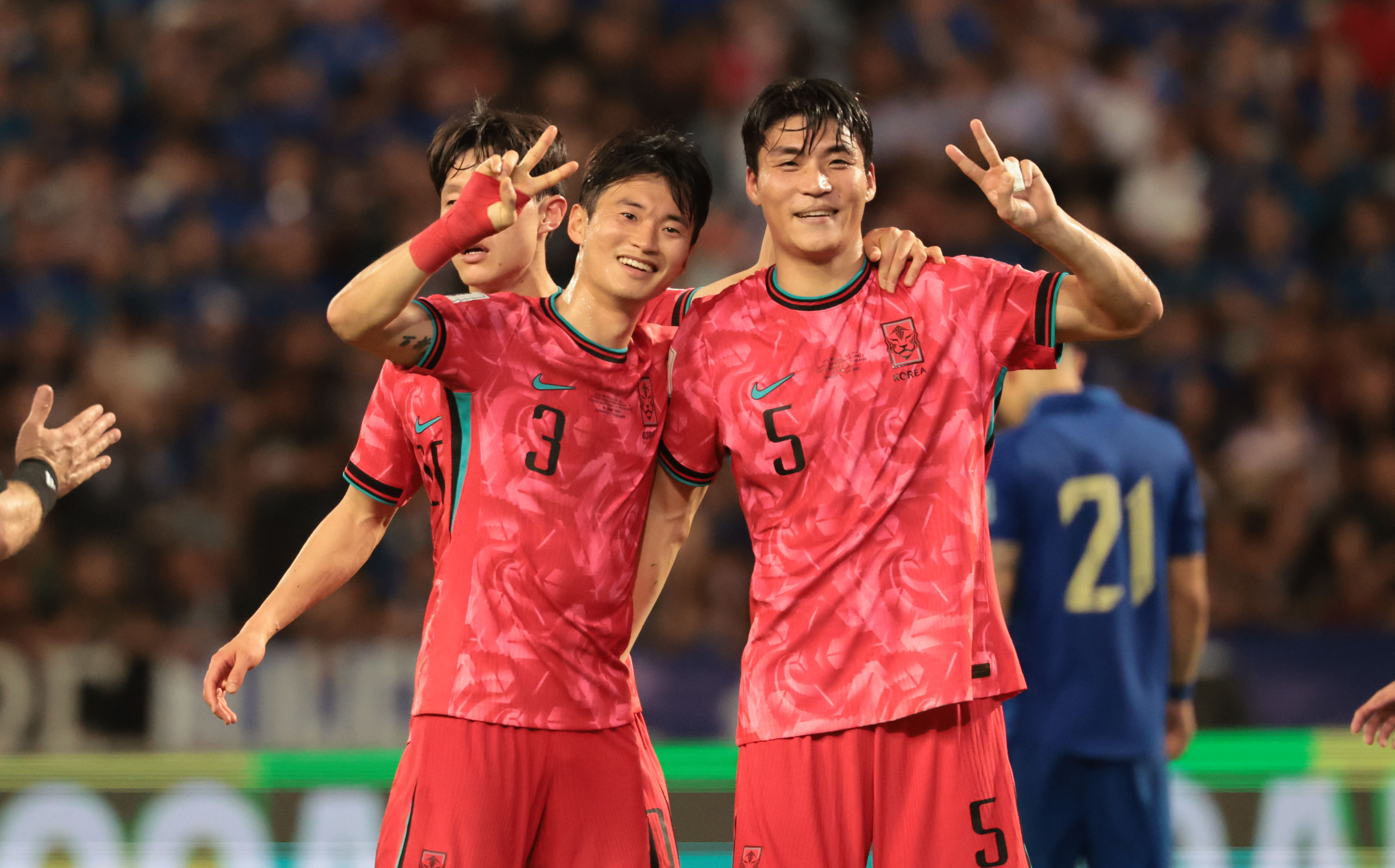 한국 남자축구 국가대표 박진섭이 26일 태국 방콕 라자망갈라 스타디움에서 열린 2026 북중미 월드컵 아시아 지역 2차 예선 C조 4차전 태국과의 경기에서 3번째 골을 넣고 전북 현대 동료 김진수와 세레머니하고 있다. 방콕 연합뉴스