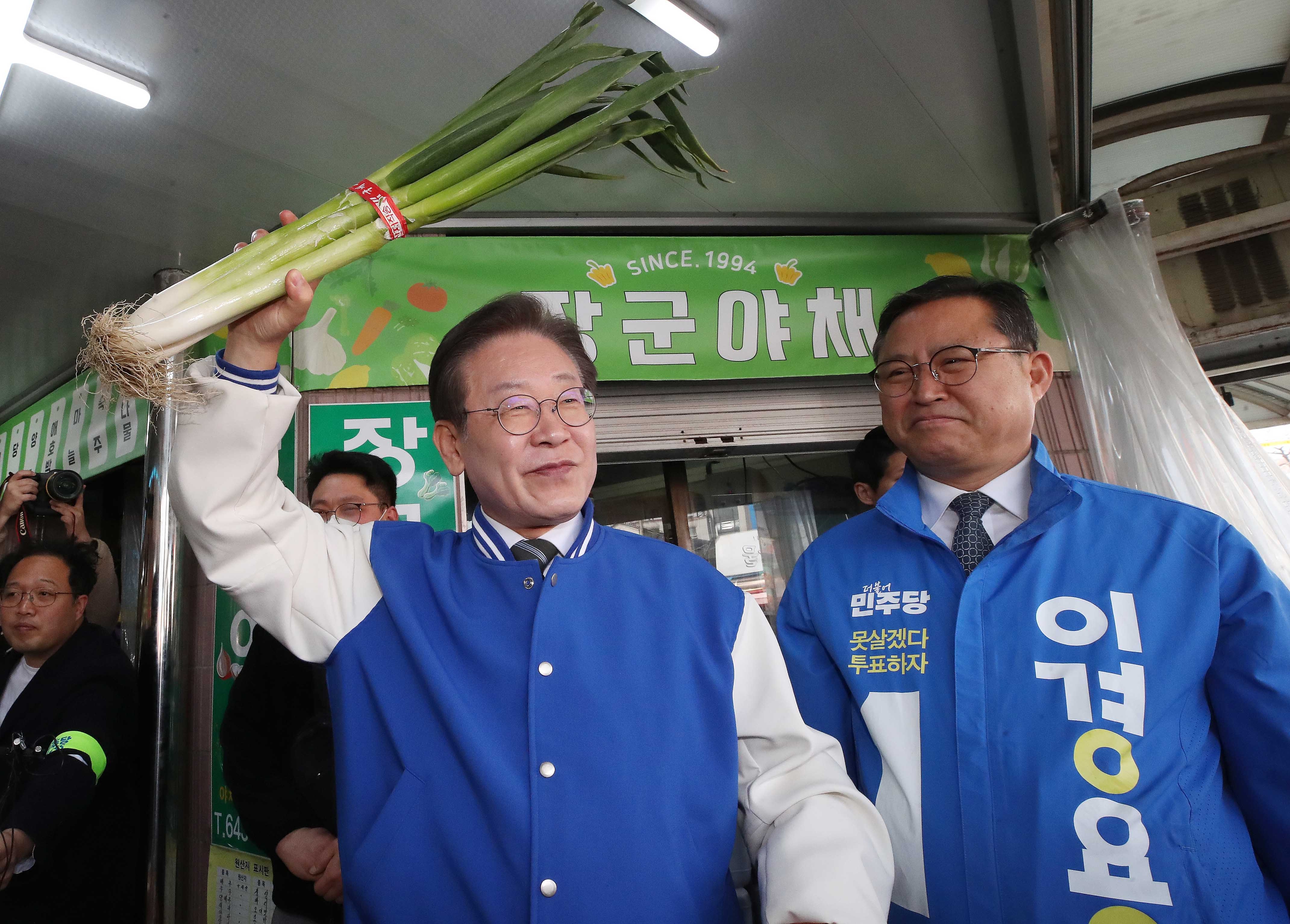 이재명 더불어민주당 대표가 27일 충북 제천시 동문시장에서 시민들을 향해 대파를 들어 보이고 있다. 2024.3.27 제천 오장환 기자