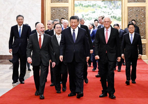 시진핑(가운데) 중국 국가주석이 27일 베이징 인민대회당에서 미 상공업계·학술계 대표단과 함께 회의장으로 걸어 들어가고 있다. 베이징 신화 연합뉴스