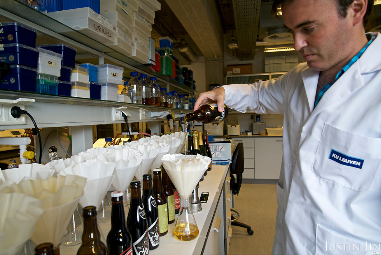 맥주의 풍미를 높이기 위해 과학자가 맥주를 종류별로 화학 분석하고 있다. 벨기에 루뱅 가톨릭대 제공