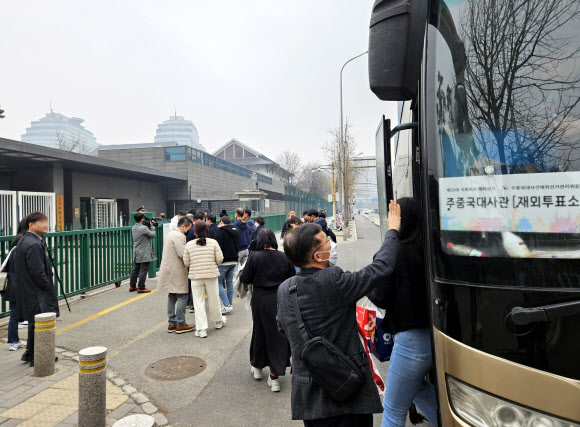 톈진서 버스타고 베이징 투표소 찾은 유권자들