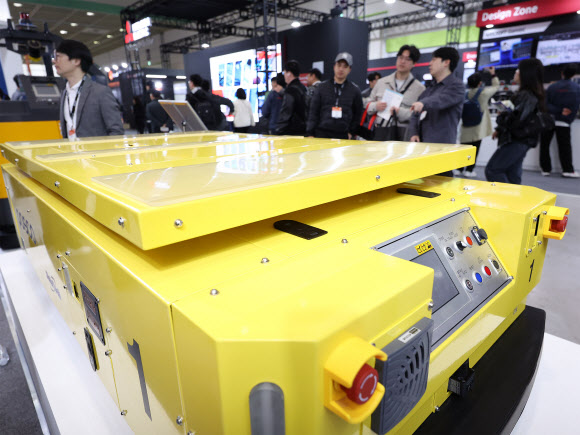 27일 서울 강남구 코엑스에서 열린  ‘스마트공장·자동화산업전 2024’에서 포스코DX 부스에 포스코 광양제철소 무인운송로봇(AGV)이 전시돼 있다. 2024.3.27 연합뉴스