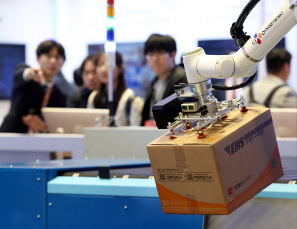 27일 서울 강남구 코엑스에서 열린 ‘스마트공장·자동화산업전 2024’에서 CJ올리브 네트웍스 부스를 찾은 관람객이 제조 현장 설비 자동화와 다양한 물류 서비스를 살펴보고 있다. 2024.3.27 연합뉴스