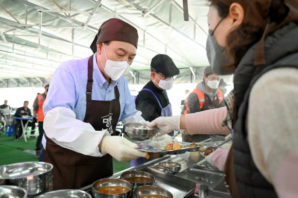 윤석열 대통령, 무료 급식소 배식 봉사