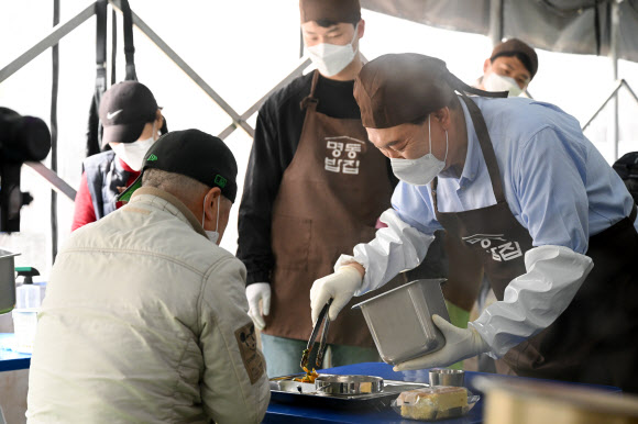 윤석열 대통령, 무료 급식소 배식 봉사