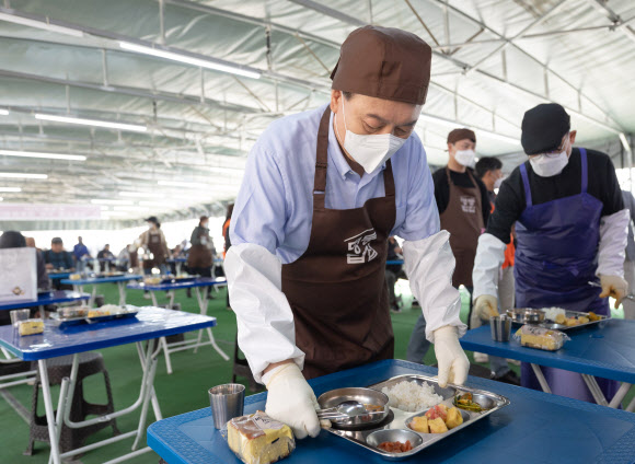 윤석열 대통령, 무료 급식소 ‘명동밥집’ 배식 봉사