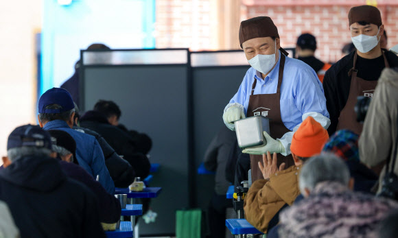 윤석열 대통령, 무료 급식소 ‘명동밥집’ 배식 봉사