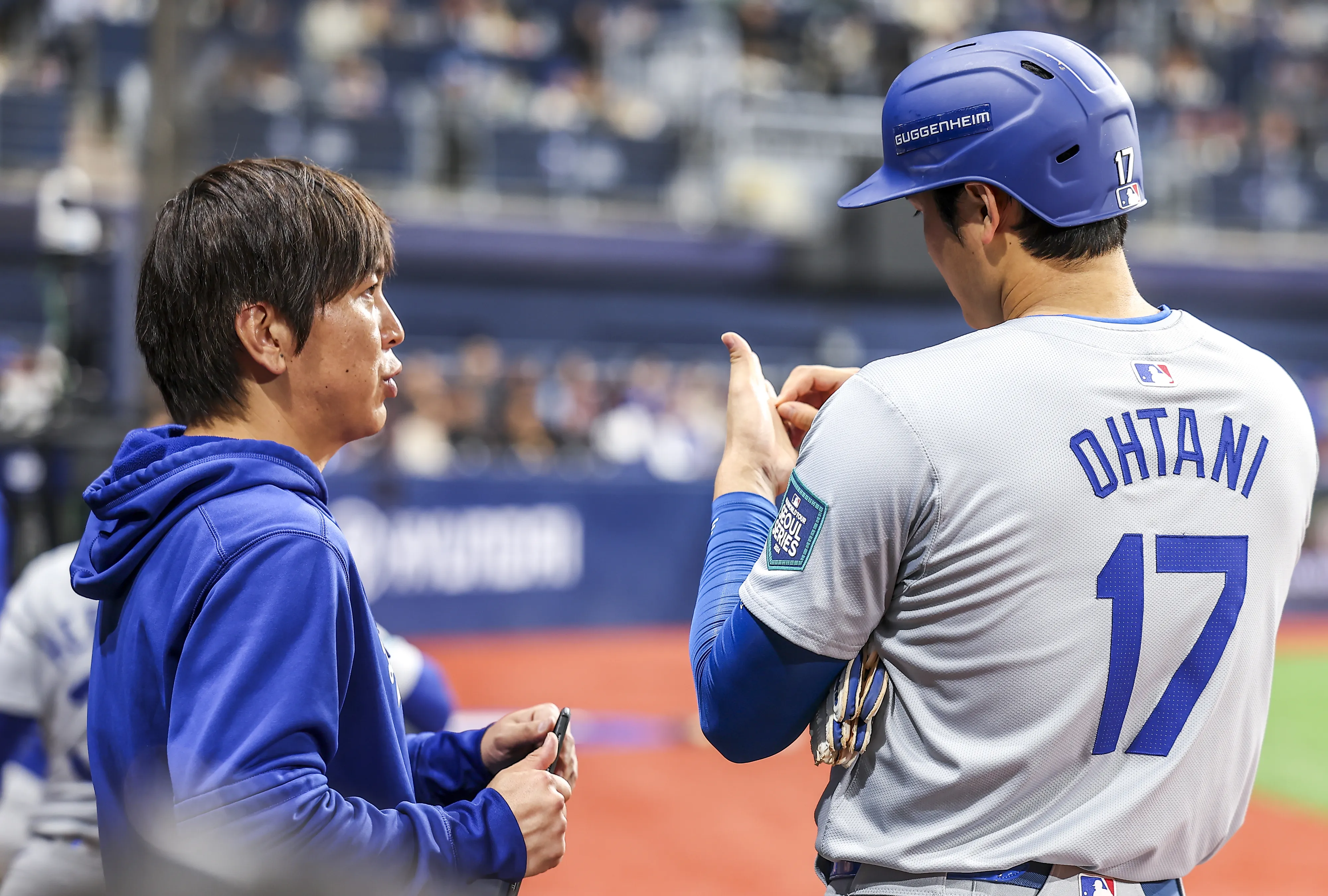 지난 20일 오후 서울 고척스카이돔에서 열린 미국프로야구(MLB) 공식 개막전 LA다저스 대 샌디에이고 파드리스 1차전 경기에서 LA다저스 오타니 쇼헤이와 통역사 미즈하라 잇페이가 대화를 나누고 있다. 2024.3.22 [공동취재]