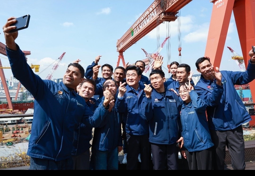 27일 권오갑(가운데) HD현대 회장이 외국인 근로자들과 셀피를 찍고 있다. HD현대 제공
