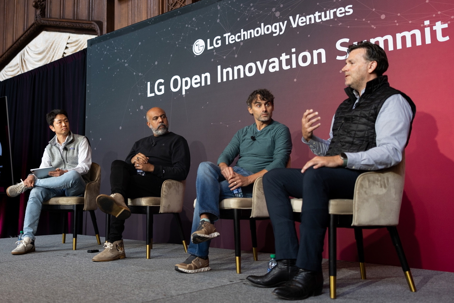 LG가 지난해 6월 26일부터 이틀간 미국에서 개최한 ‘LG 오픈 이노베이션 서밋’에서 LG테크놀로지벤처스, 스타트업 및 벤처캐피탈 관계자들이 패널 토론을 하고 있다. LG 제공
