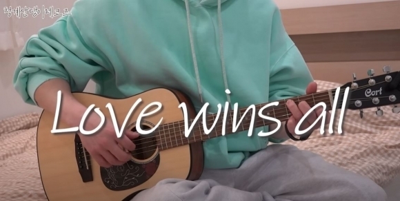 유튜브 채널 ‘청계산댕이레코즈’ 운영자가 기타를 치며 아이유의 ‘러브 윈즈 올’(Love wins all)을 부르는 모습. 유튜브 청계산댕이레코즈 캡처